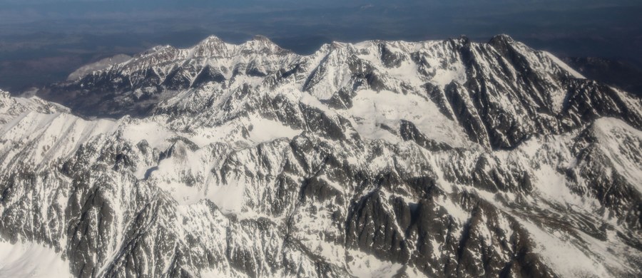 ​Ciała dwojga czeskich narciarzy skiturowych znaleziono w Niżnych Tatrach. 47-letnia kobieta i 60-letni mężczyzna prawdopodobnie zmarli z powodu wychłodzenia podczas złej pogody - informuje Górskie Pogotowie Ratunkowe (HZS).
