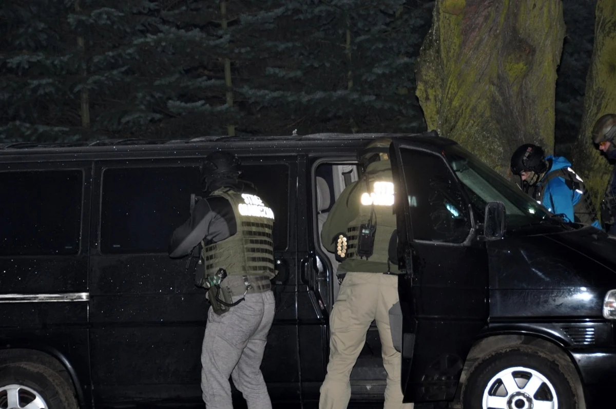 Wyłudzaniem zezwoleń na pracę w Polsce dla obywateli Ukrainy w zamian za korzyści majątkowe zajmowała się zorganizowana grupa przestępcza, rozbita przez Bieszczadzki Oddział Straży Granicznej. Zatrzymano pięć osób z woj. mazowieckiego, w tym domniemanego lidera grupy.