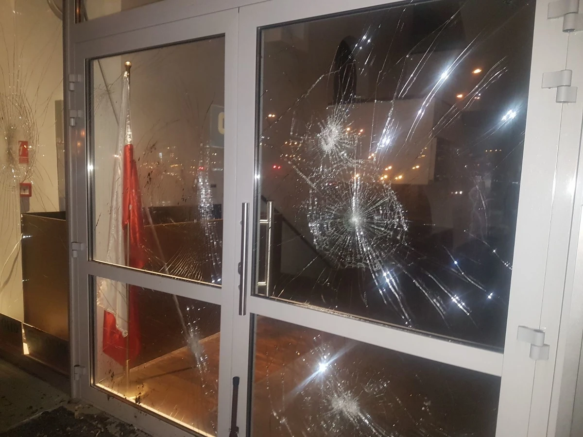 Atak na Ośrodek Kultury Muzułmańskiej na warszawskiej Ochocie. Około 2:00 w nocy budynek został obrzucony kamieniami i zdewastowany. Nikomu nic się nie stało. Na miejscu pracuje policja, zabezpieczane są ślady. Kamery monitoringu nagrały dwie osoby, które uderzały w szyby cegłami. Ośrodek został zaatakowany po raz drugi w tym miesiącu. Od dłuższego czasu dostawał pogróżki, o czym listownie informował kancelarie Sejmu i Senatu oraz prezydenta, premier i szefa MSWiA. 