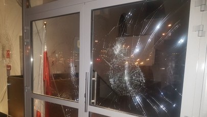 Ośrodek muzułmański w Warszawie zdewastowany. Ktoś w nocy obrzucił budynek kamieniami