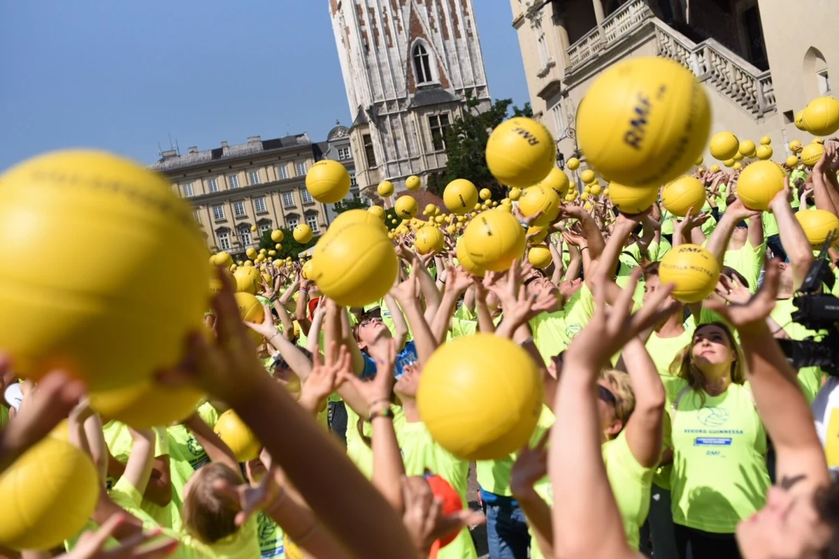 To dzięki Waszemu zaangażowaniu udało się nam pobić rekord w jednoczesnym podbijaniu piłki do siatkówki. 24 sierpnia na Rynku Głównym w Krakowie dokładnie 1 tysiące 804 osoby utrzymały w powietrzu piłkę do siatkówki przez co najmniej 10 sekund. Właśnie otrzymaliśmy oficjalne potwierdzenie z Londynu. Pobity przez nas rekord został wpisany do Guinness World Records.