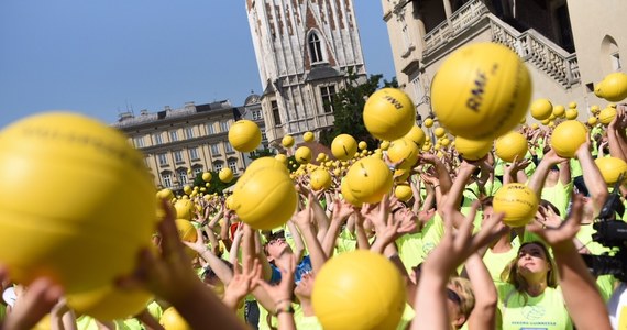 To dzięki Waszemu zaangażowaniu udało się nam pobić rekord w jednoczesnym podbijaniu piłki do siatkówki. 24 sierpnia na Rynku Głównym w Krakowie dokładnie 1 tysiące 804 osoby utrzymały w powietrzu piłkę do siatkówki przez co najmniej 10 sekund. Właśnie otrzymaliśmy oficjalne potwierdzenie z Londynu. Pobity przez nas rekord został wpisany do Guinness World Records.