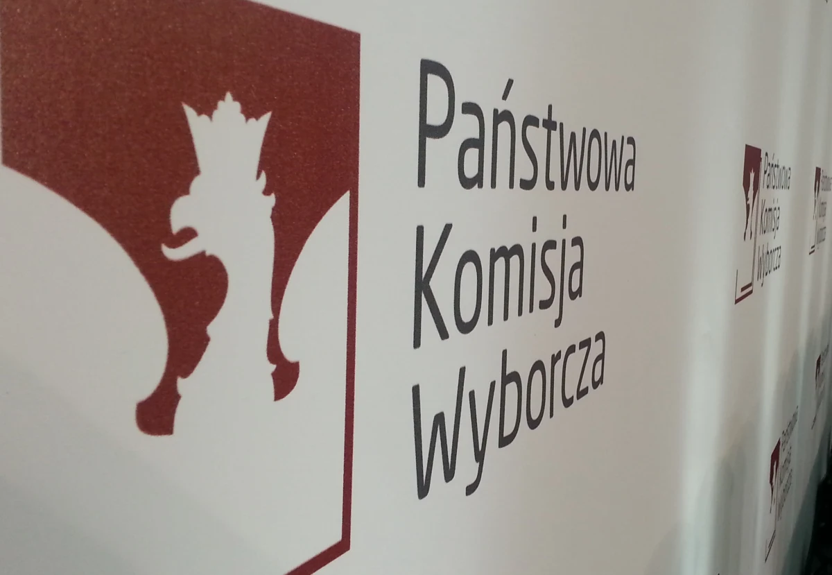 "To upolitycznianie Państwowej Komisji Wyborczej" - tak szefowa Krajowego Biura Wyborczego Beata Tokaj ocenia nowelizację kodeksu wyborczego według pomysłu Prawa i Sprawiedliwości, a konkretnie nowe zasady wyłaniania członków PKW, które mają wejść w życie od 2019 roku. Według Tokaj, wprowadzenie tych zasad oznaczałoby powrót do systemu partyjno-rządowego, który obowiązywał przed 1989 rokiem.