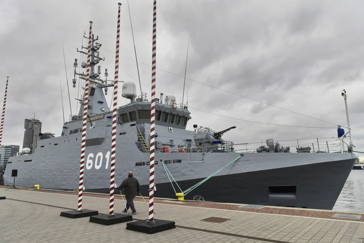 ​Marynarka Wojenna zaprezentowała w Gdyni nowy okręt - niszczyciel min ORP "Kormoran". Na wtorek zaplanowano uroczyste pierwsze podniesienie bandery na jednostce; od tego momentu formalnie zacznie ona pełnić funkcję okrętu MW. ORP "Kormoran" jest pierwszym z serii trzech nowoczesnych niszczycieli min, które mają trafić do 13. Dywizjonu Trałowców wchodzącego w skład 8. Flotylli Obrony Wybrzeża (FOW). W ostatnich dniach, po zakończonych badaniach kwalifikacyjnych okręt został przekazany użytkownikowi. W poniedziałek Marynarka Wojenna zaprosiła media na pokład jednostki, na której we wtorek, w obecności szefostwa MON zaplanowano uroczyste pierwsze podniesienie bandery.