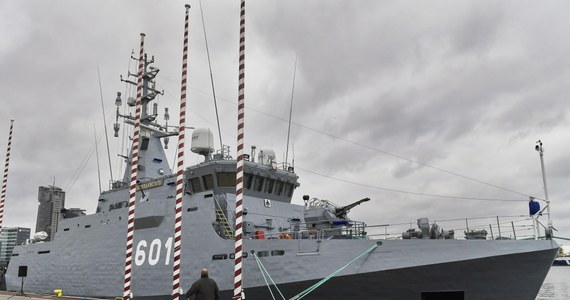 ​Marynarka Wojenna zaprezentowała w Gdyni nowy okręt - niszczyciel min ORP "Kormoran". Na wtorek zaplanowano uroczyste pierwsze podniesienie bandery na jednostce; od tego momentu formalnie zacznie ona pełnić funkcję okrętu MW. ORP "Kormoran" jest pierwszym z serii trzech nowoczesnych niszczycieli min, które mają trafić do 13. Dywizjonu Trałowców wchodzącego w skład 8. Flotylli Obrony Wybrzeża (FOW). W ostatnich dniach, po zakończonych badaniach kwalifikacyjnych okręt został przekazany użytkownikowi. W poniedziałek Marynarka Wojenna zaprosiła media na pokład jednostki, na której we wtorek, w obecności szefostwa MON zaplanowano uroczyste pierwsze podniesienie bandery.
