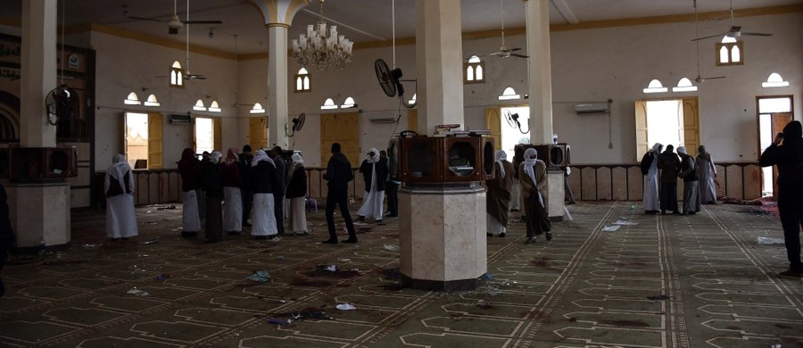Islamistyczni bojownicy ostrzegali mieszkańców Bir al-Abd na Synaju, gdzie w piątek doszło do krwawego zamachu na meczet, by zerwali współpracę ze służbami bezpieczeństwa i porzucili sufizm - podaje agencja AP, powołując się na egipskie służby i mieszkańców. 