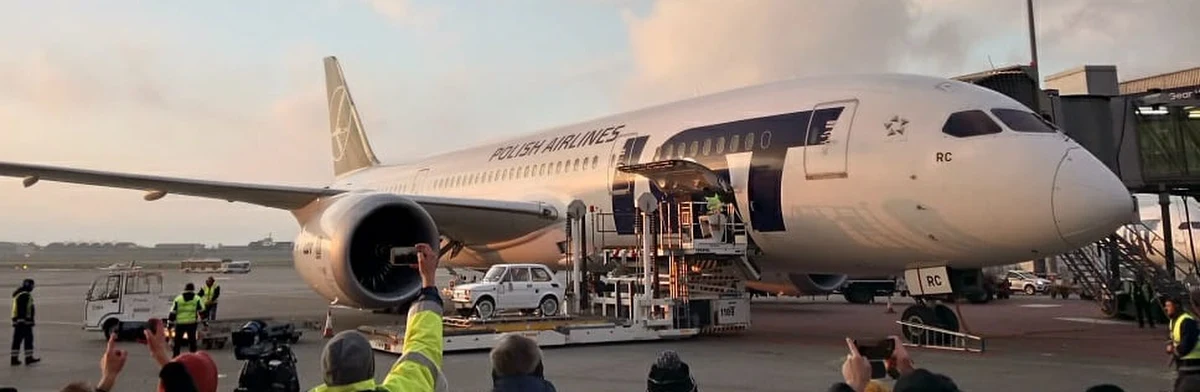 Boeing 787 Dreamliner LOT-u wystartował przed godz. 17 z Fiatem 126p dla Toma Hanksa na pokładzie - poinformowała spółka. Lot z warszawskiego Lotniska Chopina do Los Angeles potrwa 12 godzin i 40 minut. 