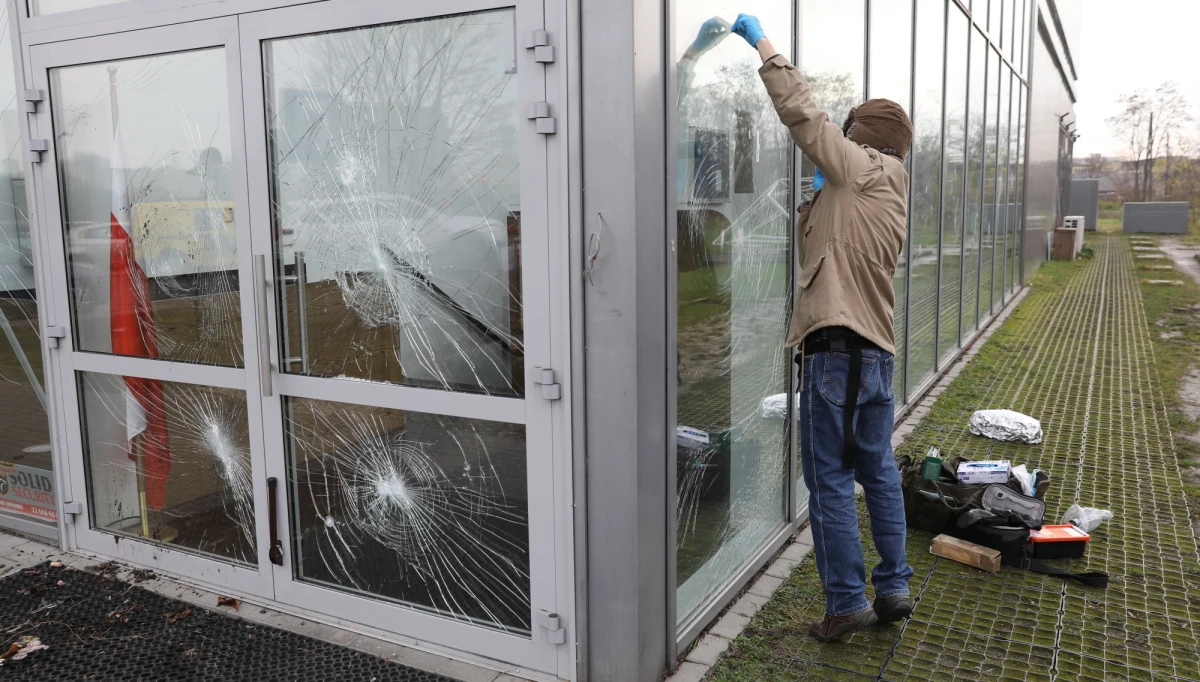 W Polsce rośnie islamofobia i rasizm. Atak na Ośrodek Kultury Muzułmańskiej był na tle rasistowskim - powiedział przewodniczący Rady Naczelnej Ligi Muzułmańskiej Imam Youssef Chadid. Szef MSWiA Mariusz Błaszczak wyraził nadzieję, że sprawcy tego aktu wandalizmu zostaną szybko ujęci. 