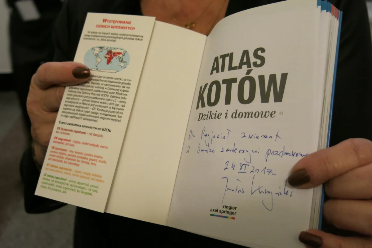 W Krakowskiej Filharmonii odbył się w poniedziałek charytatywny koncert "Granie na SZczekanie". Dochód z tego wydarzenia przeznaczony będzie na zakup ultrasonografu dla zwierząt w krakowskim schronisku dla bezdomnych zwierząt. Podczas aukcji licytowano wiele przedmiotów, a wśród nich "Atlas Kotów" z dedykacją od prezesa PiS Jarosława Kaczyńskiego. „Atlas” został sprzedany na internetowej aukcji za 25 300 złotych. 
