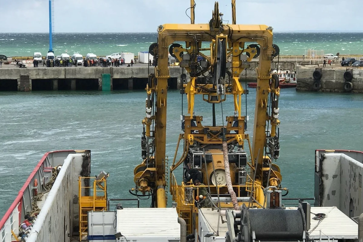 ​Przed zaginięciem 15 listopada argentyńskiego okrętu podwodnego ARA San Juan woda wtargnęła przez chrapy do jego wnętrza, powodując krótkie spięcie w baterii akumulatorów - poinformował w poniedziałek rzecznik marynarki wojennej Argentyny Enrique Balbi.