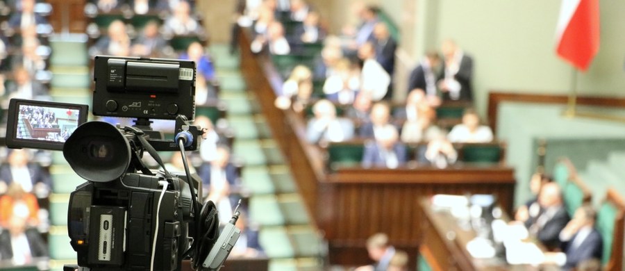 Sejmowa komisja sprawiedliwości i praw człowieka rozpoczyna prace nad projektami ustaw prezydenta Andrzeja Dudy w sprawie Sądu Najwyższego i Krajowej Rady Sądownictwa. Obrady komisji zaplanowano też na środę i czwartek. Zgodnie z zapowiedziami PiS, w czasie prac w komisji mają być zgłoszone poprawki uzgodnione podczas rozmów prezydenta z PiS.