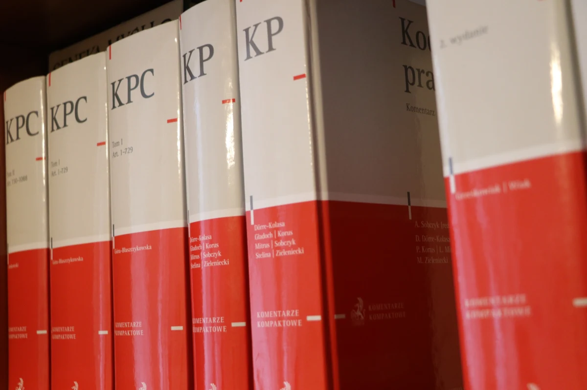 Resort sprawiedliwości nie wyklucza, że droga do togi będzie wiodła także przez szkolenia na uczelniach - pisze dzisiejsza "Rzeczpospolita".