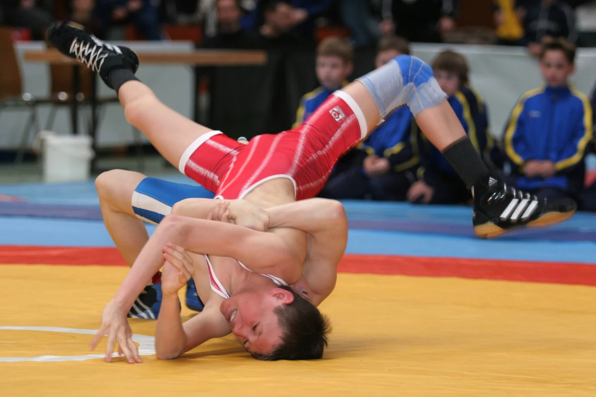 Irański rząd i tamtejsza federacja zapaśnicza pochwaliły Alirezę Karimiego Machianiego, który specjalnie przegrał walkę w niedawnych mistrzostwach świata do lat 23 w Bydgoszczy. Zawodnik uniknął w ten sposób konfrontacji z reprezentantem Izraela.