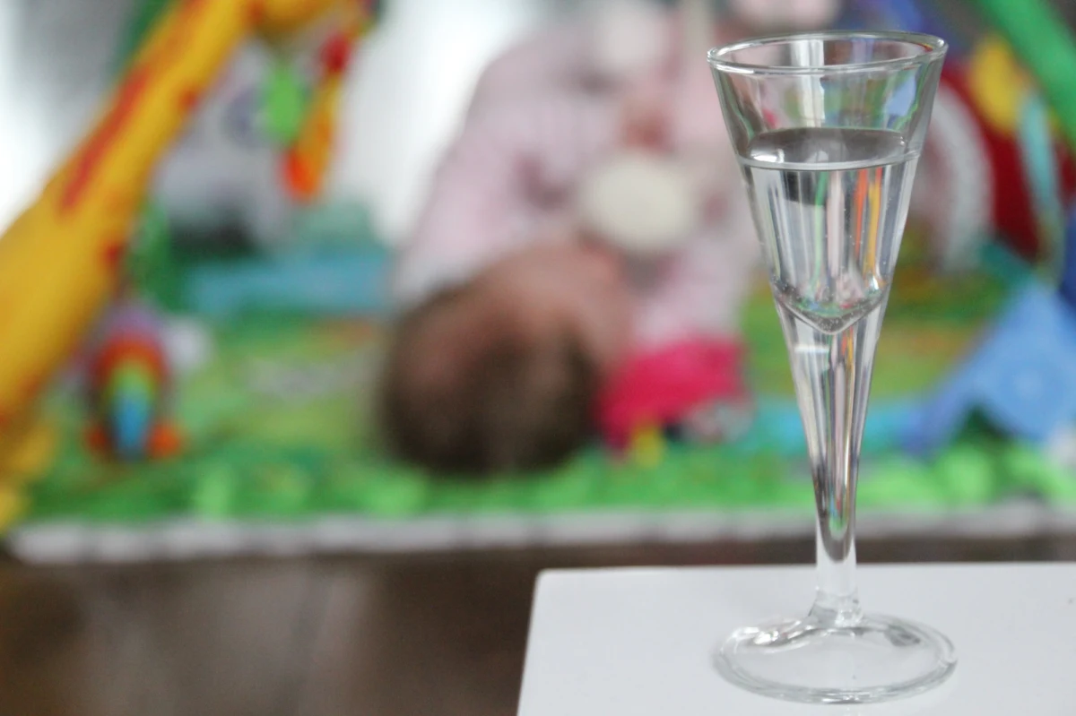 Kompletnie pijana kobieta urodziła dziecko w Stargardzie pod Szczecinem. Poród odbył się w domu. Matka miała ponad 2 promile. Śledztwo wszczyna prokuratura.