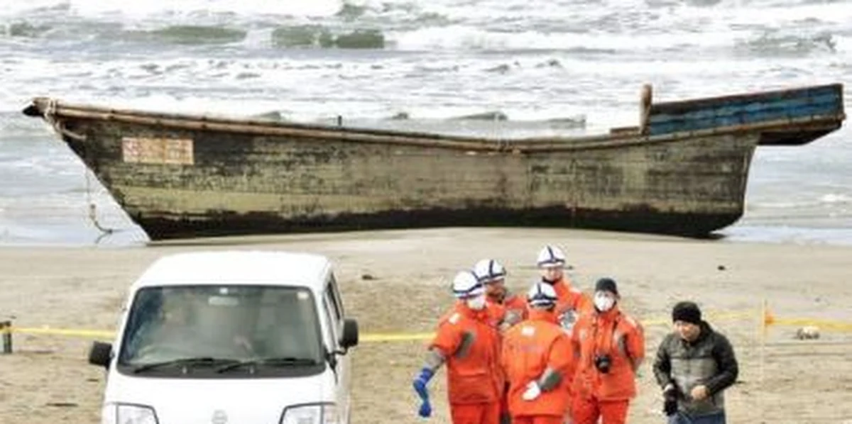 Japońskie władze próbują rozwikłać zagadkę drewnianej łodzi, którą fale morskie wyrzuciły na brzeg w prefekturze Akita. Na jej pokładzie znaleziono szkielety ośmiu osób. 