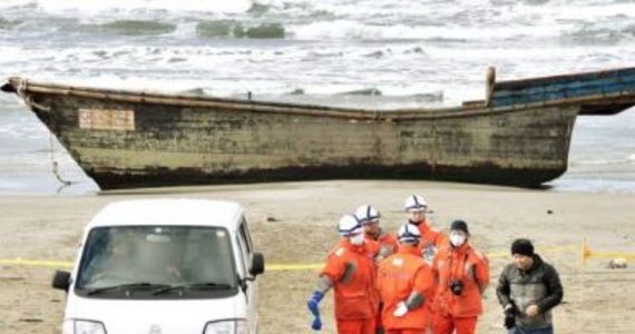 Japońskie władze próbują rozwikłać zagadkę drewnianej łodzi, którą fale morskie wyrzuciły na brzeg w prefekturze Akita. Na jej pokładzie znaleziono szkielety ośmiu osób. 
