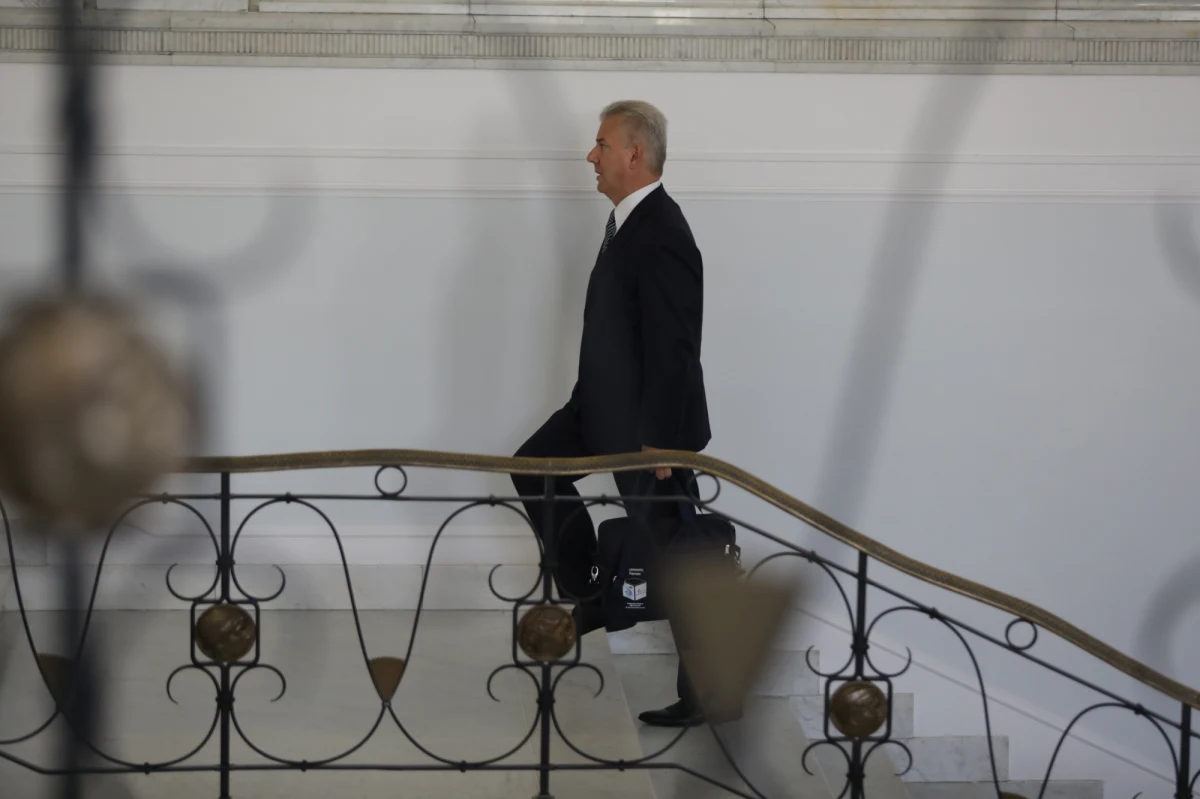 Do Sejmu trafił wniosek prokuratury o uchylenie immunitetu b. ministrowi sprawiedliwości Cezaremu Grabarczykowi. Poseł PO ma odpowiedzieć za nielegalne zdobycie pozwolenia na broń - dowiedziała się PAP ze źródeł zbliżonych do prokuratury.