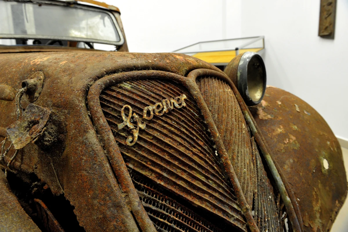 To jedyny taki egzemplarz na świecie. Do muzeum w Kamieniu Pomorskim (Zachodniopomorskie) trafił właśnie zabytkowy Stoewer Greif Junior. Ten kabriolet został wyprodukowany w szczecińskich zakładach Stoewera około 1938 roku.