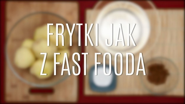 Frytki to jedno z najpyszniejszych dań z ziemniaków. Pyszne, chrupiące, szybkie w przygotowaniu - uwielbiają je wszyscy! To też podstawa menu restauracji typu fast food! Właśnie w tych miejscach serwowane frytki są najpyszniejsze! Jak przyrządzić w domu frytki, by smakowały jak te z fast fooda? Sekret jest bardzo prosty! Zobaczcie, jak je zrobić!