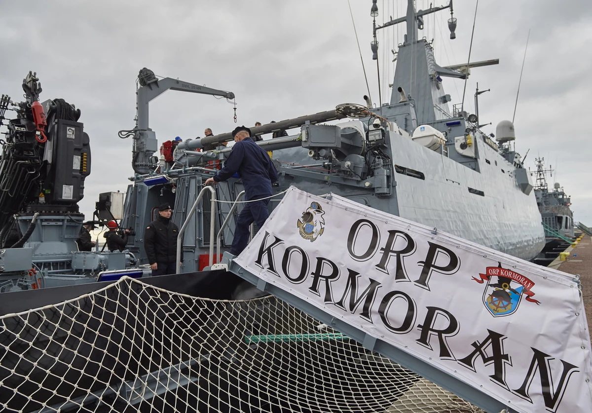 Dziś na Skwerze Kościuszki w Gdyni wyjątkowa uroczystość. Pierwszy raz od 23 lat podniesiona zostanie bandera na nowym okręcie wchodzącym do służby w polskiej Marynarce Wojennej. ORP Kormoran to najnowocześniejszy w swojej klasie niszczyciel min.