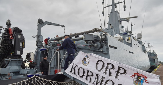 Dziś na Skwerze Kościuszki w Gdyni wyjątkowa uroczystość. Pierwszy raz od 23 lat podniesiona zostanie bandera na nowym okręcie wchodzącym do służby w polskiej Marynarce Wojennej. ORP Kormoran to najnowocześniejszy w swojej klasie niszczyciel min.