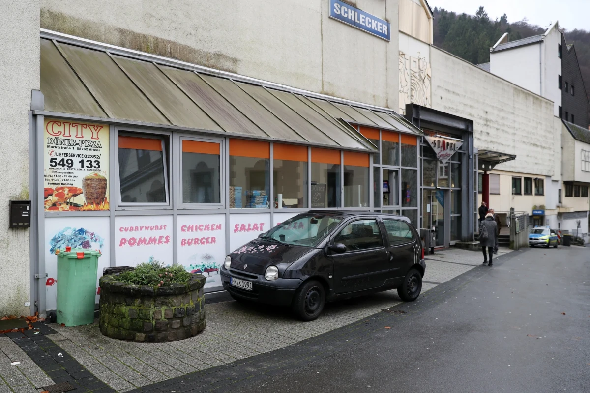 Burmistrz niemieckiego miasteczka Altena został ugodzony nożem w szyję. Sprawca rzucił się na niego, gdy ten czekał przed budką na swojego kebaba. Policja twierdzi, że był to atak o charakterze ksenofobicznym. Andreas Hollstein jest politykiem znanym ze swojej działalności na rzecz pomocy uchodźcom.