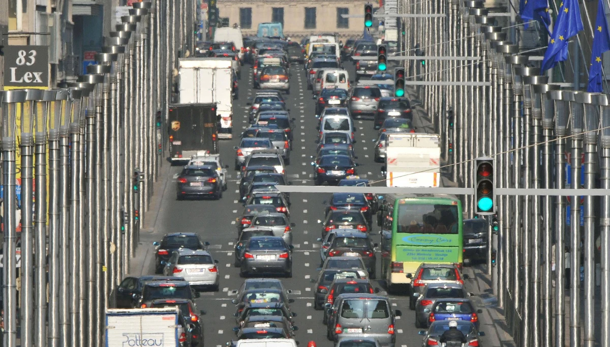 Ustawianie się na światłach zderzak w zderzak, wcale nie zwiększa liczby samochodów, które przejadą na zielonym - przekonują naukowcy z Virginia Tech College of Engineering. Ich doświadczenia pokazują, że nasza intuicja jest w tej sprawie błędna. Na łamach czasopisma "New Journal of Physics" piszą, że ciasne ustawienie aut nie zwiększa szans przeskoczenia przez skrzyżowanie, bo w tych warunkach zdecydowanie wolniej ruszamy spod świateł. Co ciekawe, inaczej jest w przypadku pieszych ustawionych przed ciasnym przejściem. Tu akurat warto być blisko siebie.