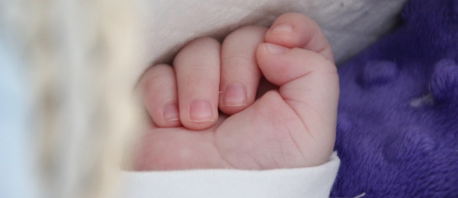 Zmarło dwumiesięczne niemowlę, które 13 dni temu z rozległymi obrażeniami trafiło najpierw do szpitala w Ełku, a następnie do Uniwersyteckiego Dziecięcego Szpitala Klinicznego w Białymstoku. W areszcie przebywa 25-letni ojciec chłopca, podejrzany o znęcanie się nad nim.