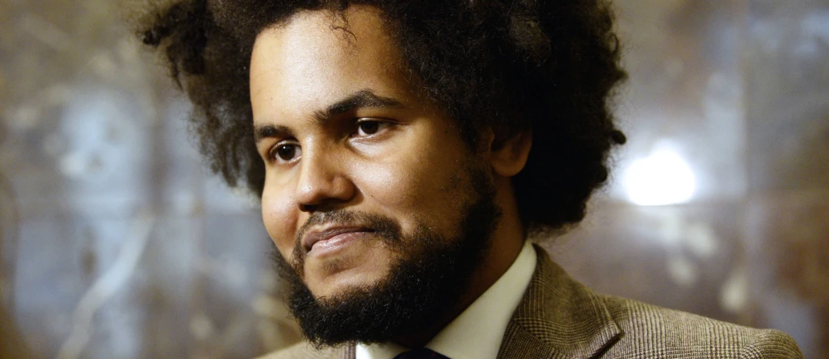 Dominik Feri w wieku 21 lat został najmłodszym deputowanym do Izby Poselskiej - niższej izby czeskiego parlamentu. W rozmowie z mediami mówi, że podoba mu się w nowej pracy, ale przedstawicielom komunistów przeszkadza... jego fryzura.