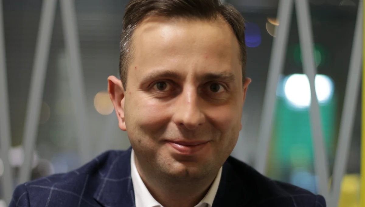 „Nikt się nie spodziewał, że PiS wrzuci zbójecką ordynację i teraz trzeba walczyć o obronę Polski samorządowej, o podmiotowość małych ojczyzn, o prawo Polaków do decydowania o samorządach” – mówił w Popołudniowej rozmowie w RMF FM lider PSL Władysław Kosiniak-Kamysz. Dodał, że ustawa o Kodeksie wyborczym jest według niego „spartolona”. Zaznaczył również, że opozycja nie może jej zablokować, ale może wskazywać na zagrożenia z niej wynikające. „Możemy informować, pokazywać, ostrzegać, mobilizować. Chcemy zrobić wysłuchania publiczne w każdym sejmiku wojewódzkim. Rolą samorządów i naszą rolą jest porozmawianie ze społeczeństwem” – mówił. Dodał, że zamierza także interweniować u prezydenta, jeśli ta ustawa zostanie zaakceptowana w swoim obecnym stanie. „Będziemy składać petycje do prezydenta o zawetowanie tej ustawy, bo ona niszczy Polskę lokalną. To jest rozbiór Polski samorządowej” – mówił lider PSL. Władysław Kosiniak-Kamysz przyznał też, że jest rozczarowany reformami prezydenckimi ws. KRS i SN. Powiedział, że prezydent „stracił szansę na prawdziwą reformę sądownictwa”. „Reforma powinna rozpocząć się od sądów rejonowych, od powszechnego udziału ławników, a nie od Sądu Najwyższego i zmiany kadrowej. I to zmiana nie dla większej sprawiedliwości, ale dla obecności władzy politycznej w Sądzie Najwyższym” – stwierdził. „My chcemy prawdziwej reformy sądownictwa, a to są pozory” – zaznaczył gość Marcina Zaborskiego.