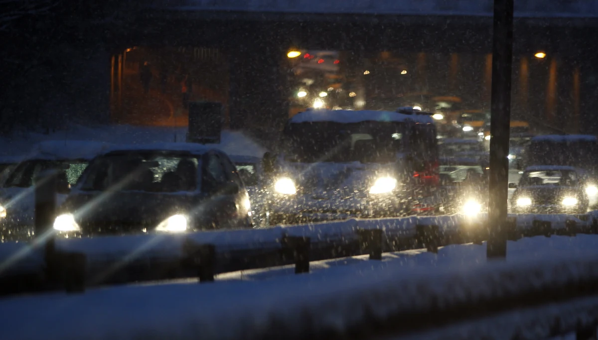 Trudne warunki pogodowe w południowej Polsce. Śnieg mocno pada na Śląsku. Drogi są tam białe i bardzo śliskie.