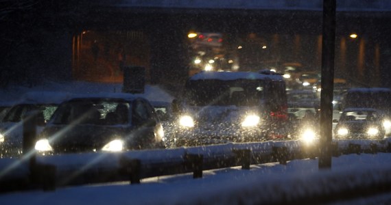 Trudne warunki pogodowe w południowej Polsce. Śnieg mocno pada na Śląsku. Drogi są tam białe i bardzo śliskie.