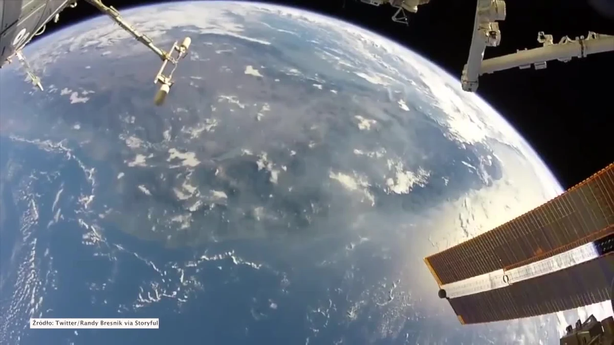 Andy Bresnik, astronauta z Międzynarodowej Stacji Kosmicznej, podczas rutynowego spaceru kosmicznego zatrzymał się i - urzeczony pięknem widzianej z kosmosu Ziemi - postanowił uwiecznić zachwycający widok. "Czasem musisz po prostu się zatrzymać i nacieszyć pięknem naszej planety" – napisał w tweecie, do którego załączył nagrany materiał. Wpis Bresnika zyskał dużą popularność, polubiło go ponad 14 tys. użytkowników serwisu.