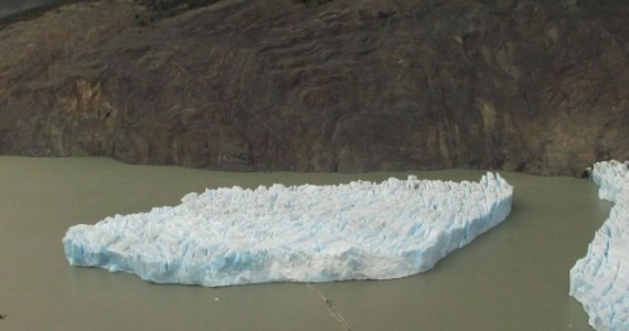 Olbrzymi płat lodu oderwał się od słynnego lodowca Grey na południu Chile. Stało się to po raz pierwszy do początku lat 90. zeszłego stulecia. Władze parku narodowego Torres del Paine, na terenie którego znajduje się lodowiec Grey, są przekonane o tym, że jest to efekt ocieplenia klimatu.