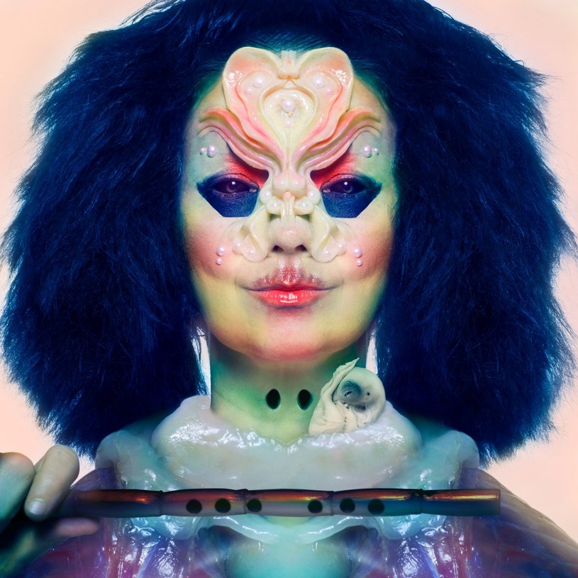 "Wszystko jest pełne miłości" - śpiewała 32-letnia Björk w utworze kończącym jej trzeci w dorosłej karierze solowy album "Homogenic". Dwadzieścia lat później, po wielu latach artystycznych i prywatnych zawirowań, jej nie-do-końca-miłosna pieśń roztacza się przez 14 osobnych ścieżek. Nie są one bez wad, ale bronią się wystarczająco.