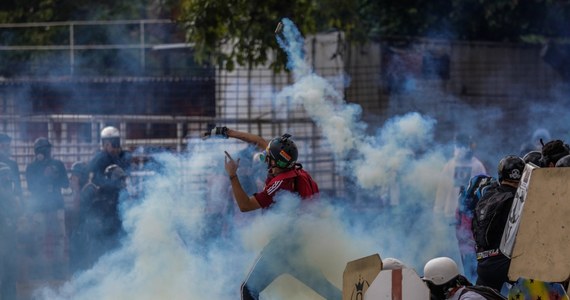Uczestnicy trwających kilka miesięcy antyrządowych protestów w Wenezueli byli poddawani przez siły bezpieczeństwa torturom - donosi Human Rights Watch. W opublikowanym właśnie raporcie organizacja pisze o biciu, napastowaniu seksualnym i rażeniu prądem.