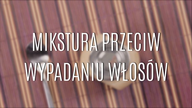 Nasze włosy każdego dnia narażone są na mnóstwo szkodliwych czynników, które negatywnie wpływają na ich kondycję i wygląd. Bez odpowiedniej pielęgnacji, włosy szybciej się wysuszają, robią się bardziej łamliwe, a w końcu masowo wypadają. Jak poradzić sobie z wypadaniem włosów? Wystarczy domowa mikstura, która pomoże wam uporać się z przykrą przypadłością - wypadaniem włosów! Zobaczcie, jak prosto ją zrobić!