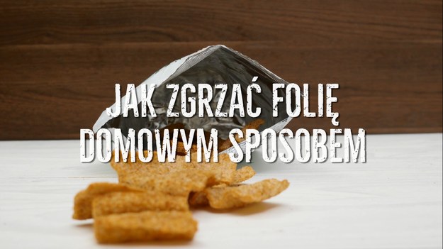 Zgrzewarka to doskonały sposób na zabezpieczanie przedmiotów, a także jedzenia - w ten sposób zyskujemy pewność, że nic nieporządanego nie znajdzie się w zupie czy specjalnie przygotowanych rzeczach, to też świetny sposób, by zachować świeżość produktów! Pakowanie folią na ciepło wymaga jednak drogiego urządzenia - chyba że wypróbujecie nasz domowy sposób na zgrzewanie folii! To naprawdę proste!