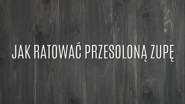 Przesolona zupa to koszmar każdego, kto próbuje przygotować wyborną zupę. Większość z nas pomyśli, że zbyt słona zupa nadaje się jedynie do wyrzucenia, a przecież istnieją proste, domowe sposoby, by uratować naszą zupę! Poznajcie nasze sprytne sposoby, jak uratować przesoloną zupę!