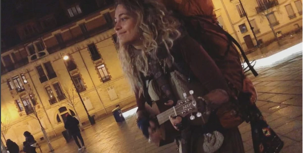 Córka Michaela Jacksona przez wiele dni przechadzała się francuskimi ulicami z hawajskim ukelele w ręku. Początkowo robiła to anonimowo. Później w sieci umieściła film, na którym widać, jak gra na głównym placu Rennes w Bretanii. 