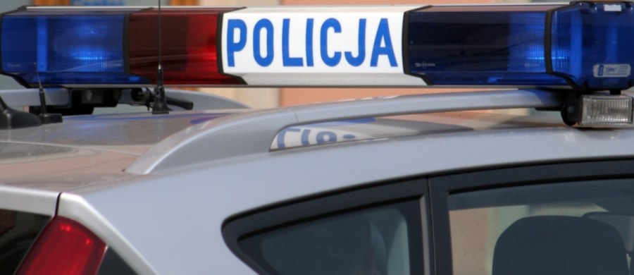 Policja szuka zamaskowanego mężczyzny, który napadł na bank w Starachowicach (woj. świętokrzyskie). Na razie nie wiadomo, jaką sumę pieniędzy zabrał. 