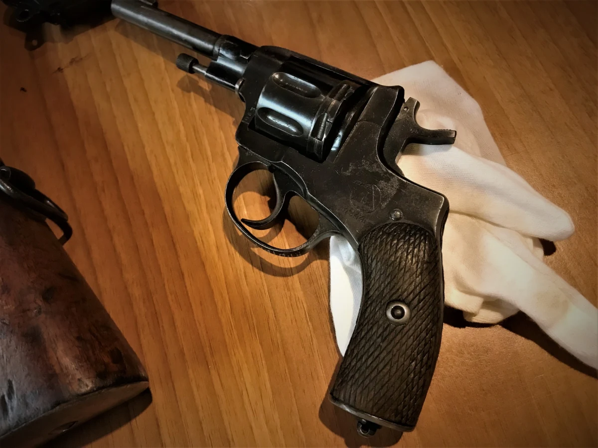 Karabin wzór 1888 z końca XIX wieku wyprodukowany przez Niemców dla Chińczyków trafił do Muzeum Miejskiego we Wrocławiu. To jeden z dziewięciu zabytkowych pistoletów przekazanych przez Komendę Wojewódzką Policji we Wrocławiu.  