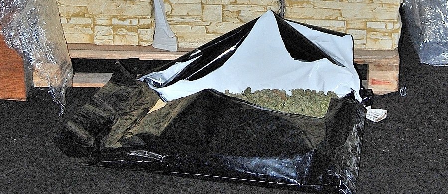Blisko 80 kilogramów marihuany przejęli funkcjonariusze z Morskiego Oddziału Straży Granicznej. Aresztowany został już mężczyzna podejrzany o przemyt narkotyków. Pogranicznicy nie wykluczają kolejnych zatrzymań w tej sprawie. 