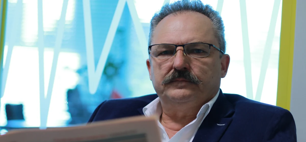 "Nawet do głowy by mi to nie przyszło" - mówi w Porannej rozmowie w RMF FM poseł Kukiz’15 Marek Jakubiak pytany o to, czy molestował działaczkę Partii Razem Justynę Samolińską. "Siedzę tu bezradny, obrzucony odpadami organicznymi przez tą panią, nie wiedzieć z jakiego powodu" – dodaje. "Sprawa trafi do sądu. Za trzy lata oczywiście tę sprawę wygram. Za trzy lata nikt nie będzie wiedział, kto to jest pani Samolińska" – zapewnia. Na pytanie, czy zaproponował posłance Partii Razem wspólne wyjście do toalety podczas wieczoru wyborczego, odpowiada: "To kuriozalne. Skąd taki pomysł. Ja uznaję, że toaleta jest brudnym miejscem, z którego wychodząc trzeba ręce myć, a tej pani (Justynie Samolińskiej przyp. red.) nie wiem co po głowie chodzi".