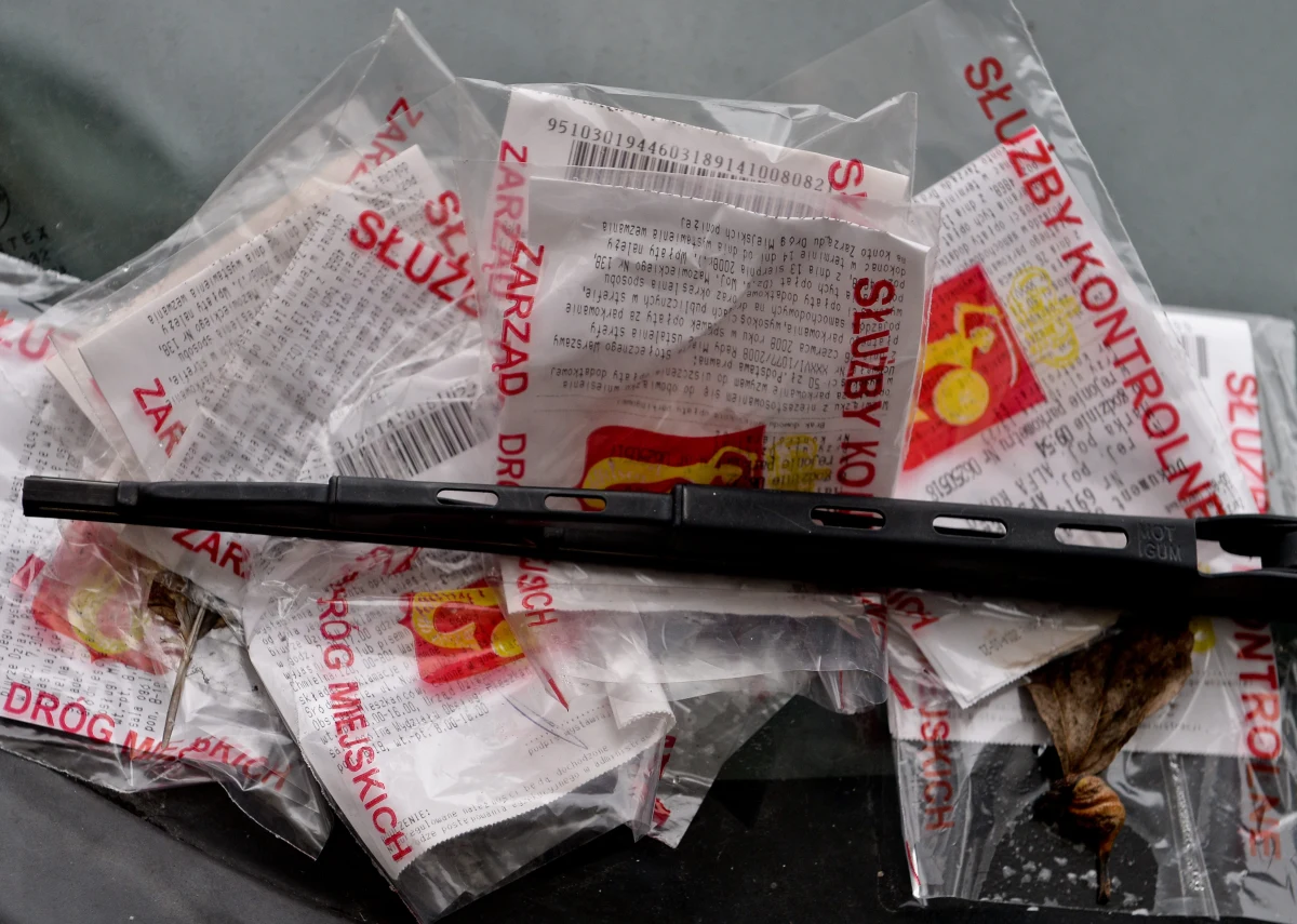 Policja coraz chętniej sięga po nagrania z miejskich kamer i na ich podstawie karze kierowców - podaje "Rzeczpospolita".