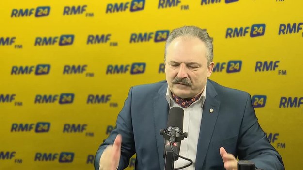 "Nawet do głowy by mi to nie przyszło" - mówi w Porannej rozmowie w RMF FM poseł Kukiz’15 Marek Jakubiak pytany o to, czy molestował działaczkę Partii Razem Justynę Samolińską. "Siedzę tu bezradny, obrzucony odpadami organicznymi przez tą panią, nie wiedzieć z jakiego powodu" – dodaje. "Sprawa trafi do sądu. Za trzy lata oczywiście tę sprawę wygram. Za trzy lata nikt nie będzie wiedział, kto to jest pani Samolińska" – zapewnia. Na pytanie, czy zaproponował posłance Partii Razem wspólne wyjście do toalety podczas wieczoru wyborczego, odpowiada: "To kuriozalne. Skąd taki pomysł. Ja uznaję, że toaleta jest brudnym miejscem, z którego wychodząc trzeba ręce myć, a tej pani (Justynie Samolińskiej przyp. red.) nie wiem co po głowie chodzi".