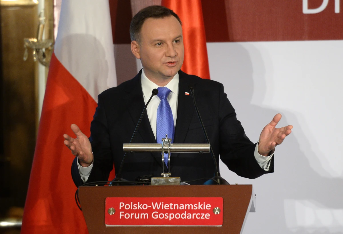 "Określiłem, jakie są granice tego, co postrzegam jako dopuszczalną zmianę w tych ustawach (…) Jeżeli te granice zostaną przekroczone, to ja niestety jako prezydent nie będę mógł się na to zgodzić" - tak Andrzej Duda skomentował w rozmowie z dziennikarzami prace sejmowej komisji sprawiedliwości nad swoimi projektami ustaw ws. Sądu Najwyższego i Krajowej Rady Sądownictwa.