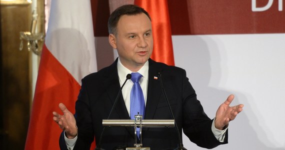 "Określiłem, jakie są granice tego, co postrzegam jako dopuszczalną zmianę w tych ustawach (…) Jeżeli te granice zostaną przekroczone, to ja niestety jako prezydent nie będę mógł się na to zgodzić" - tak Andrzej Duda skomentował w rozmowie z dziennikarzami prace sejmowej komisji sprawiedliwości nad swoimi projektami ustaw ws. Sądu Najwyższego i Krajowej Rady Sądownictwa.