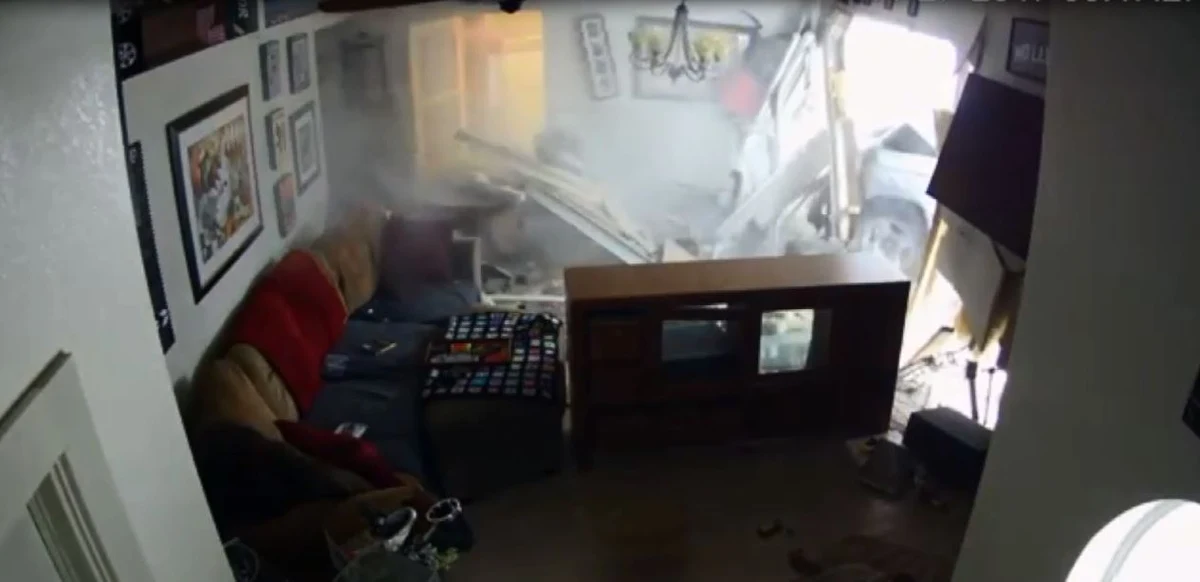 Groźny wypadek w Kalifornii. 22-letni kierowca prawdopodobnie zasnął za kierownicą i wjechał w dom. Siła uderzenia była tak duża, że doszczętnie zniszczona została jedna ze ścian budynku. W momencie wypadku w domu przebywał jeden z mieszkańców oraz trzy psy. Nikomu nic się nie stało. 