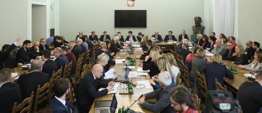 Wydłużenia kadencji samorządów z 4 do 5 lat chce partia Porozumienie. Ugrupowanie wicepremiera Jarosława Gowina złożyło taką poprawkę podczas prac nad zmianami w prawie dotyczącymi wyborów.